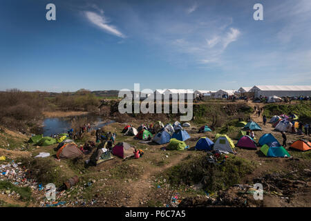 Un aperçu général montre une partie d'un camp de fortune pour les migrants et les réfugiés de l'Greek-Macedonian frontière près du village grec de Idomeni. Banque D'Images