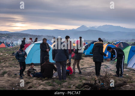 La vie quotidienne à l'intérieur du camp de réfugiés de fortune de l'Greek-Macedonian frontière près du village grec de Idomeni. Banque D'Images