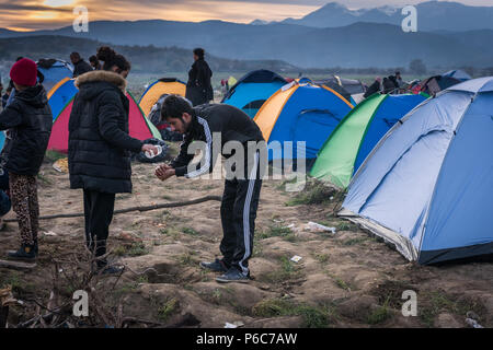 La vie quotidienne à l'intérieur du camp de réfugiés de fortune de l'Greek-Macedonian frontière près du village grec de Idomeni. Banque D'Images