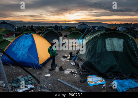 La vie quotidienne à l'intérieur du camp de réfugiés de fortune de l'Greek-Macedonian frontière près du village grec de Idomeni. Banque D'Images