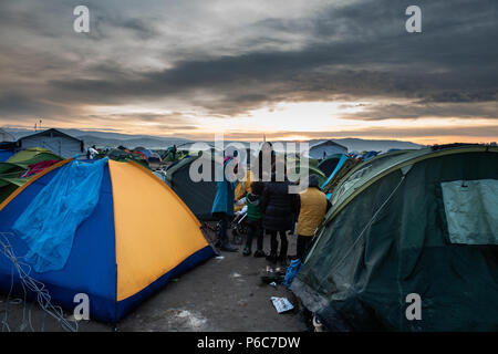 La vie quotidienne à l'intérieur du camp de réfugiés de fortune de l'Greek-Macedonian frontière près du village grec de Idomeni. Banque D'Images