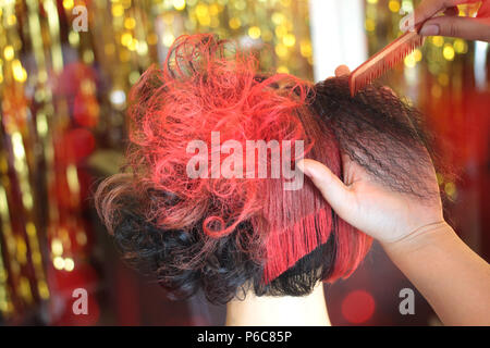Salon de part combinant un cadre de cheveux curling coiffure en class Banque D'Images