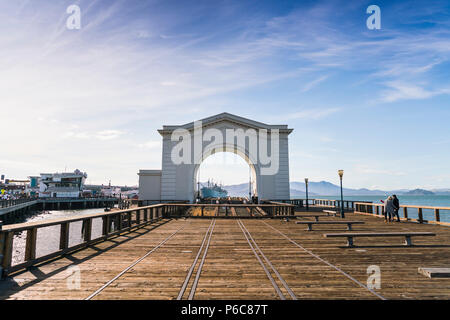 San Francisco,california,USA,2016/04/20 : Arch en ferry pier 43 aux beaux jours. Banque D'Images