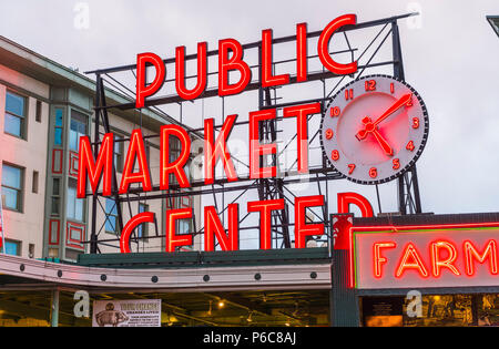 Seattle, Washington, USA. 02/06/17 : Le marché de Pike Place à la réflexion sur le terrain la nuit.. Banque D'Images