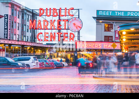 Seattle, Washington, USA. 02/06/17 : Le marché de Pike Place à la réflexion sur le terrain la nuit.. Banque D'Images