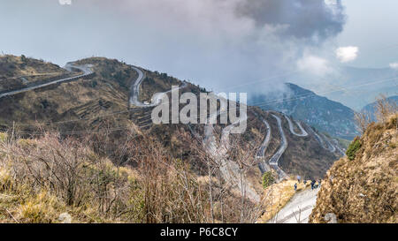 Niveau trois route en zigzag est probablement la plus route vertigineuse dans le monde. Situé dans l'état indien du Sikkim, dans les montagnes de l'Himalaya, la route incl Banque D'Images