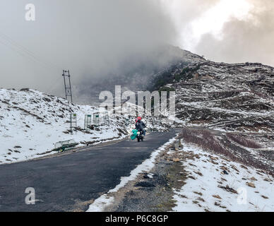 Colline de l'Est route sinueuse dans le Sikkim, Inde . couverte de neige et de nuages. Banque D'Images