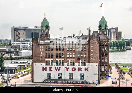 Rotterdam, Pays-Bas, le 16 juin 2018 : Hotel New York le Wilhelminapier a été construit au début du xxe siècle que le bureau principal de l'entreprise Holland Amer Banque D'Images