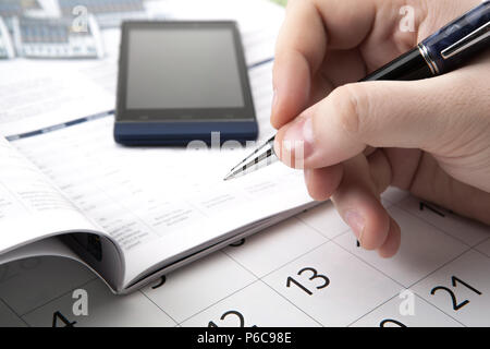 L'homme est à la recherche d'information dans l'annuaire et agenda close-up Banque D'Images