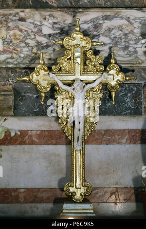 Croix sur l'autel de la Vierge dans la cathédrale de Zagreb, dédiée à l'assomption de Marie Banque D'Images