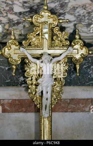 Croix sur l'autel de la Vierge dans la cathédrale de Zagreb, dédiée à l'assomption de Marie Banque D'Images