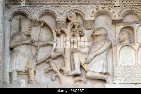 Plaque avec des histoires de la Genèse : Blind Lamech tue Caïn avec une flèche dans la gorge, de secours par Wiligelmo, la cathédrale de Modène, Italie Banque D'Images