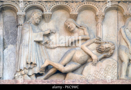 Plaque avec des histoires de la Genèse : Création d'Eve par décharge de Wiligelmo, la cathédrale de Modène, Italie Banque D'Images