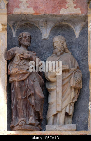 Statues de saints sur le portail sud de l'église de Saint Marc à Zagreb, Croatie Banque D'Images