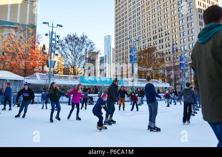 DETROIT, MI / USA - 24 NOVEMBRE 2017 : Les gens de patins dans la patinoire du parc Campus Martius au centre-ville de Detroit. Banque D'Images