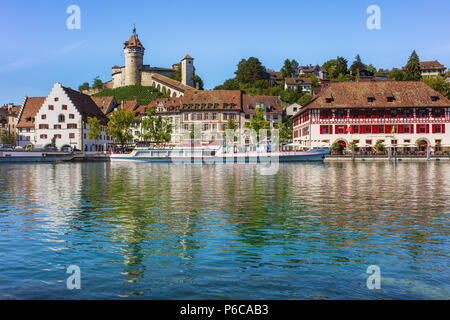 Schaffhausen, Suisse - le 26 août 2015 : immeubles de la partie historique de la ville de Schaffhouse le long du Rhin, la forteresse médiévale M Banque D'Images