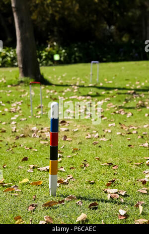 Jardin Français Croquet Lawn peg colorés sur une journée ensoleillée Banque D'Images