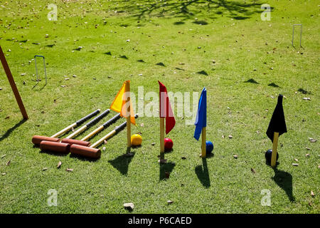 Jardin pelouse française Drapeaux et Croquet maillets sur une journée ensoleillée Banque D'Images