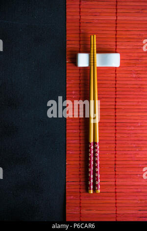 Réglage de la table de couleur rouge pour le dîner une cuisine asiatique avec des baguettes Banque D'Images