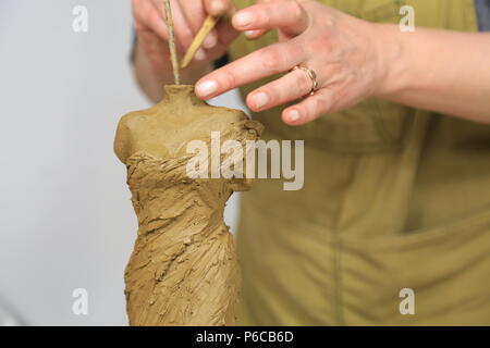 La création d'un artiste sculpteur sculpture buste avec de l'argile Banque D'Images