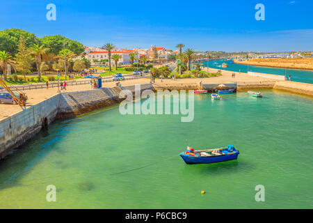 Lagos, Portugal - 19 août 2017 : Vue aérienne de la partie supérieure de la Ponta da Bandeira Fort du paysage urbain de Lagos et du port dans la ville de Lagos. Lagos est une station touristique sur la côte de l'Algarve. Banque D'Images