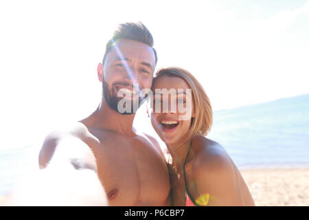 Heureux couple aimant profiter de la plage tropicale. Banque D'Images