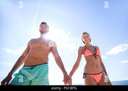 Heureux couple aimant profiter de la plage tropicale. Banque D'Images