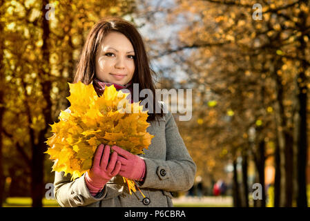 La belle jeune fille, portrait horizontal, extérieur au parc, journée d'automne Banque D'Images