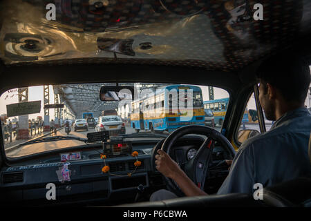 À l'intérieur d'un ambassadeur jaune taxi - Kolkata, Inde Banque D'Images