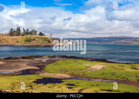 Les ruines de château Aros et la Maison Blanche à la fois Aros donnent sur le Sound of Mull, Isle of Mull, Argyll and Bute, Ecosse, Royaume-Uni Banque D'Images