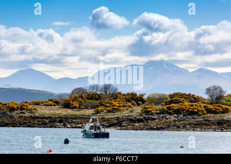 À l'échelle de l'île de Lismore à la neige sur les sommets de pics au-delà d'un ferry Oban - Mull, Argyll and Bute, Ecosse, Royaume-Uni Banque D'Images