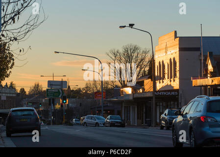 À au nord le long de Bowral Rd vers l'intersection avec la rue principale de Mittagong que l'hiver soleil se lève sur la ville Banque D'Images