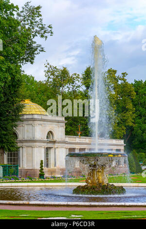Peterhof, la grande fontaine Italienne (Ouest) et Voronianskaya Bol colonnade Banque D'Images