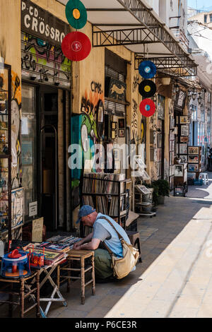 Homme d'une recherche dans les dossiers de seconde main dans les rues d'Athènes, Grèce. Banque D'Images