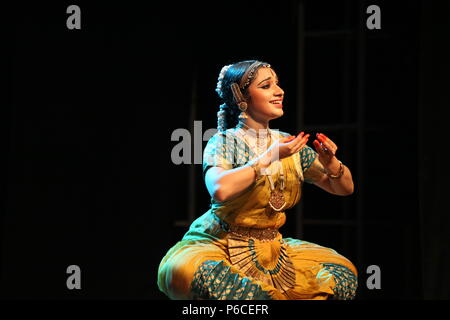 Le bharata natyam est l'une des huit formes de danse classique de l'Inde, de l'Etat du Tamil Nadu.Les photos sont de différentes représentations sur scène Banque D'Images