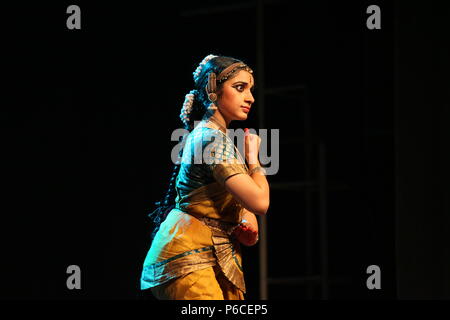 Le bharata natyam est l'une des huit formes de danse classique de l'Inde, de l'Etat du Tamil Nadu.Les photos sont de différentes représentations sur scène Banque D'Images