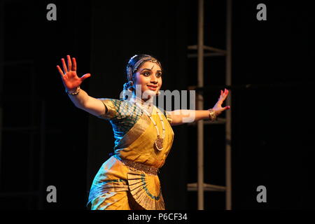 Le bharata natyam est l'une des huit formes de danse classique de l'Inde, de l'Etat du Tamil Nadu.Les photos sont de différentes représentations sur scène Banque D'Images