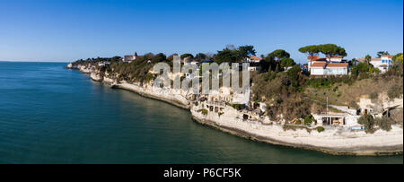 France, Charente Maritime, Saintonge, côte de Beauté, Royan, Meschers Sur Gironde, falaise et des habitations troglodytiques (vue aérienne) // France, Charent Banque D'Images