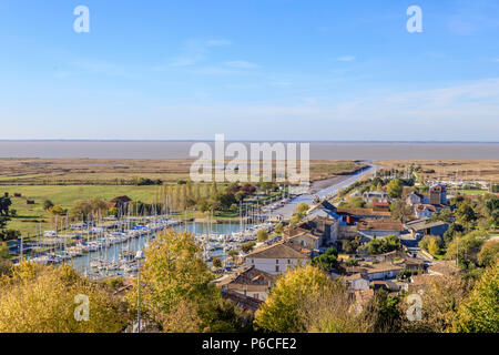 En France, en Charente Maritime, la Saintonge, l'estuaire de la Gironde, Mortagne Sur Gironde, point de vue de la ville haute à la ville basse, le canal et le port // Banque D'Images