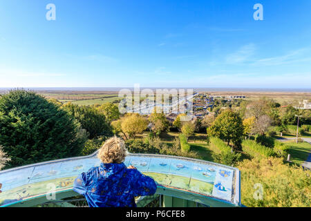 En France, en Charente Maritime, la Saintonge, l'estuaire de la Gironde, Mortagne Sur Gironde, point de vue de la ville haute à la ville basse, le canal et le port // Banque D'Images