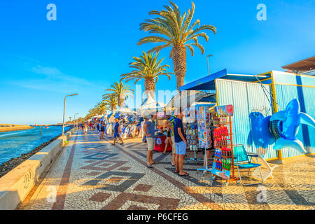 Lagos, Portugal - 19 août 2017 : marché le long de l'Avenida dos Descobrimentos, le boulevard avec des palmiers sur le port de Lagos. Les touristes font du shopping dans la saison estivale. Banque D'Images