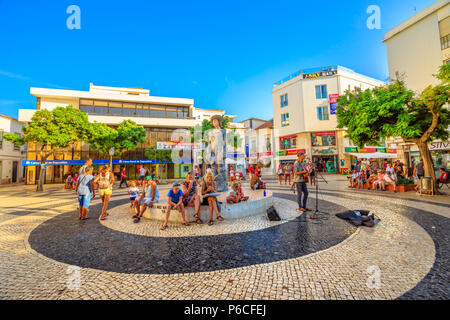 Lagos, Portugal - 19 août 2017 : centre historique de Lagos, Praca de Gil Eanes avec Dom Sebastiao statues. Lagos est une célèbre station balnéaire sur la côte de l'Algarve. La saison d'été. Paysage urbain. Banque D'Images