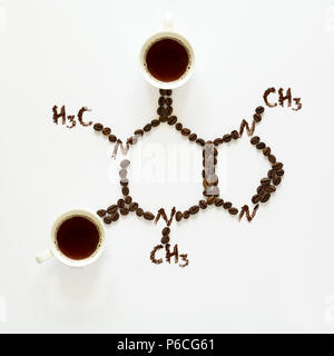 Formule chimique de la caféine. Tasses d'espresso, de haricots et de la poudre de café. Art de la nourriture. Vue d'en haut. Banque D'Images