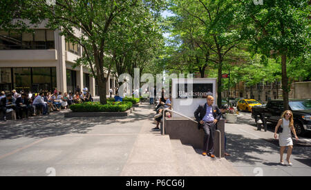 L''extérieur de tombstone '345 Park Avenue à New York annonce qu'il est le siège de New York de la Blackstone cabinet de services financiers, vu le mardi 26 juin, 2018. Blackstone est une des plus grandes entreprises d'investissement de capitaux privés. (Â© Richard B. Levine) Banque D'Images