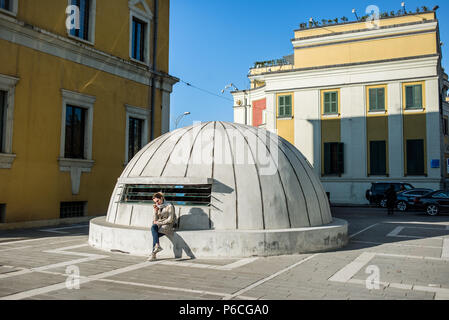 En tant qu'entrée de BunkArt Bunker museum à Tirana, Albanie Banque D'Images