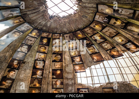 Musée du Bunker (lits superposés), 2'Art ancien bunker nucléaire, Tirana, Albanie Banque D'Images