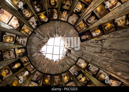 Musée du Bunker (lits superposés), 2'Art ancien bunker nucléaire, Tirana, Albanie Banque D'Images