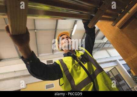 Travailleur homme travaillant sur panneau solaire Banque D'Images