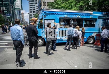 Les clients fidèles la file à oncle Gussy camion alimentaire au centre de Manhattan à New York le mardi 26 juin 2018. Le camion, l'un des aliment omniprésent des chariots qui ont surgi, sert une cuisine grecque et méditerranéenne à ses fidèles partisans. (© Richard B. Levine) Banque D'Images