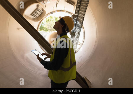 Male worker using digital tablet tout en examinant un tunnel en béton Banque D'Images